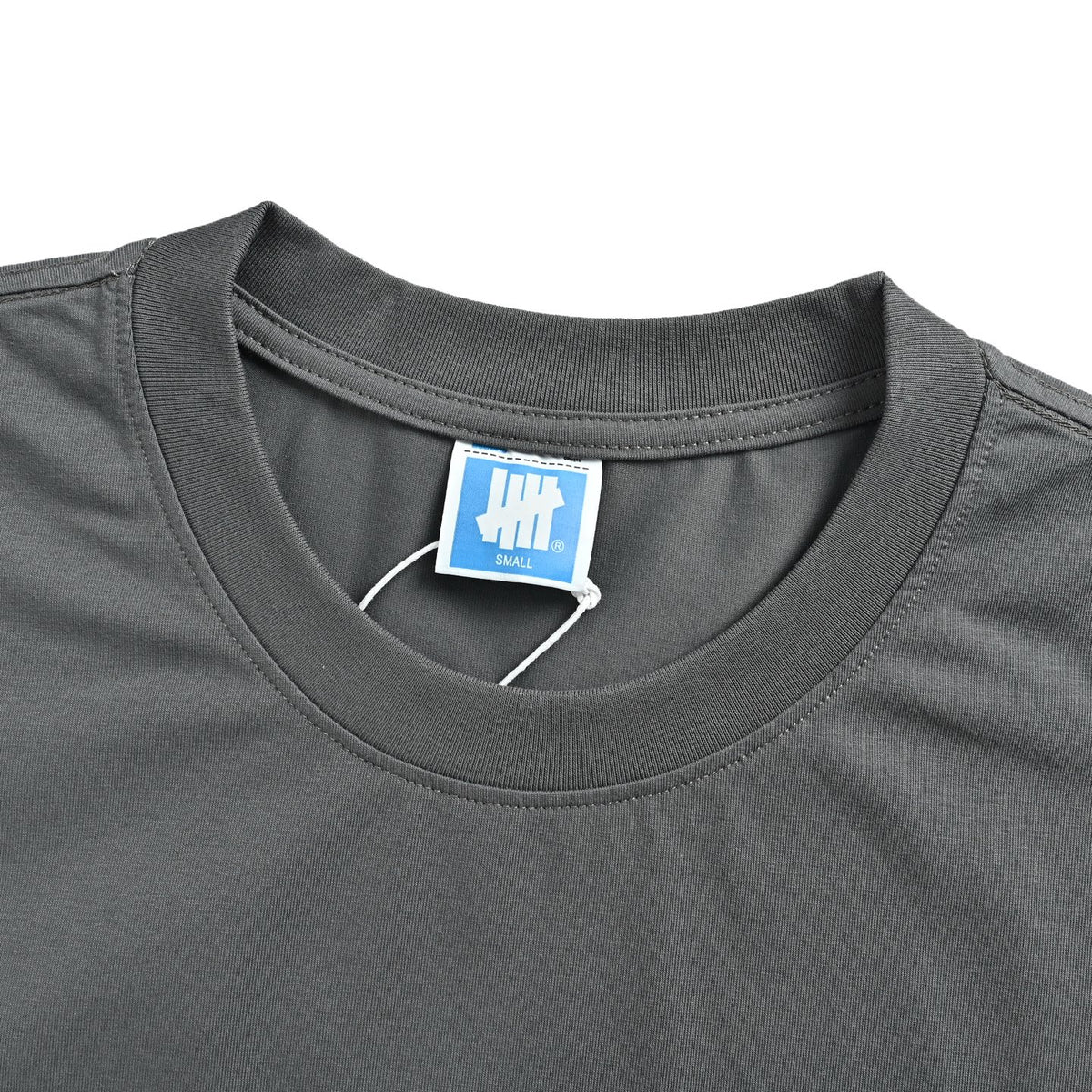 UNDEFEATED five stripes fist printed short sleeves on the back